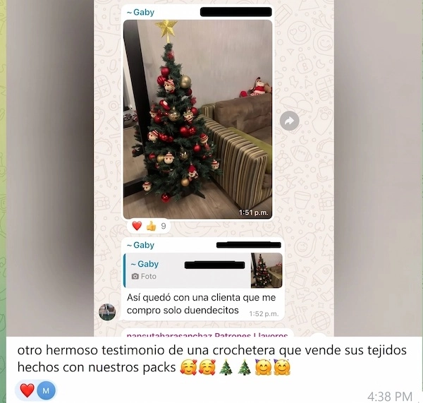 Árbol navideño decorado con duendecitos tejidos a crochet, vendido a una clienta